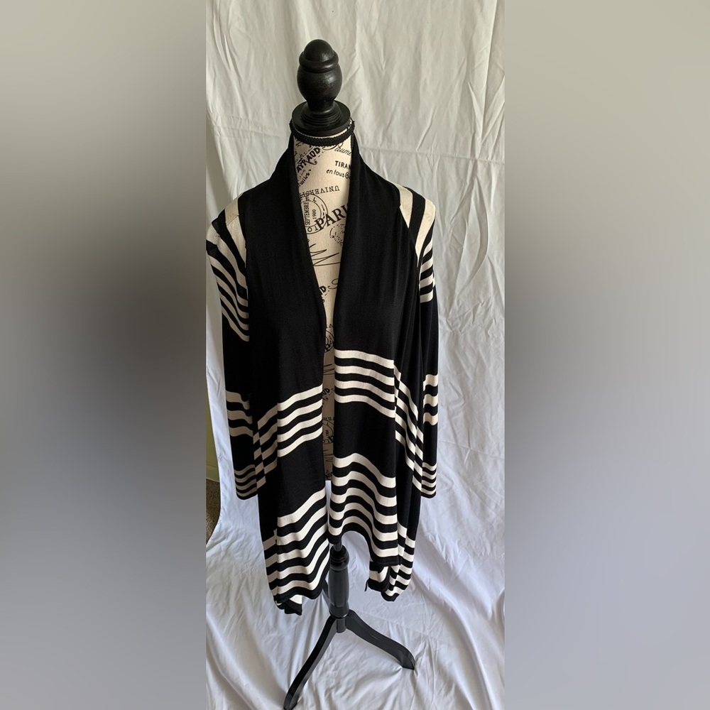 Adrienne Vittadini open knit sweater shrug cardigan black & white striped. Sz:M